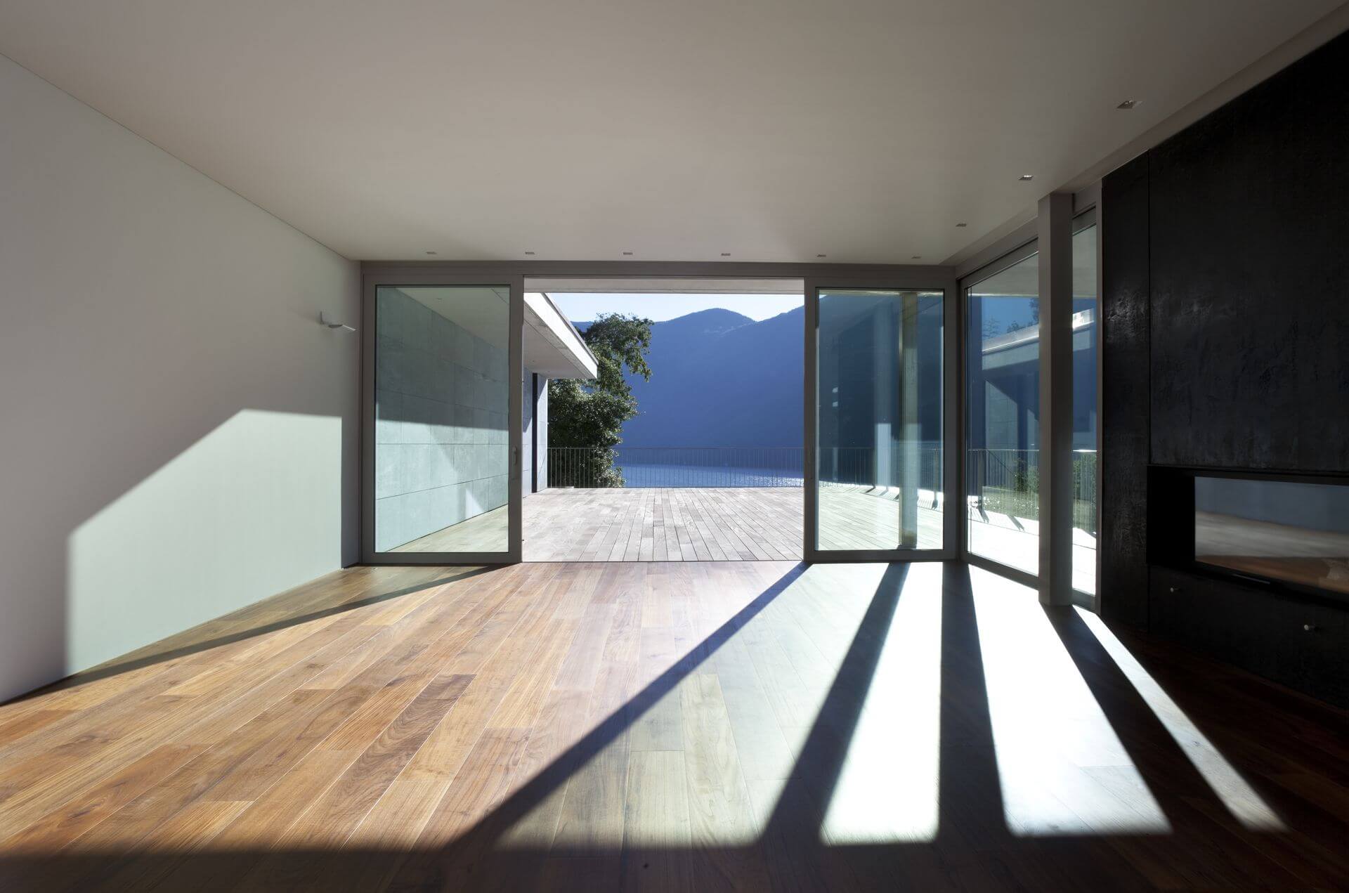 Moderne Wohnarchitektur mit großzügigen Fensterflächen